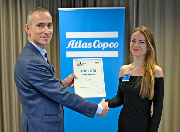 1 Roman Pavloušek generální ředitel Atlas Copco Services a Natálie Gríllusová vítězka Cena Atlas Copco Services 2022