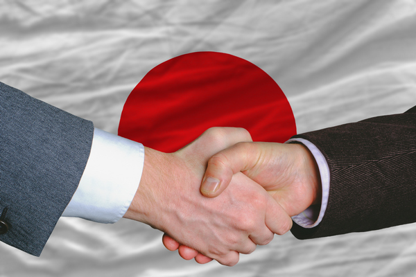 japonska vlajka podane ruce