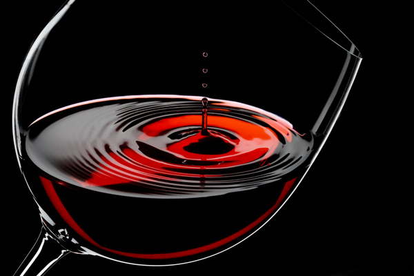 sklenicka cervene vino kapka