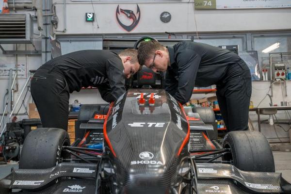 Nová formule Dragon e4 studentů VUT je nadupanější než předchozí modely