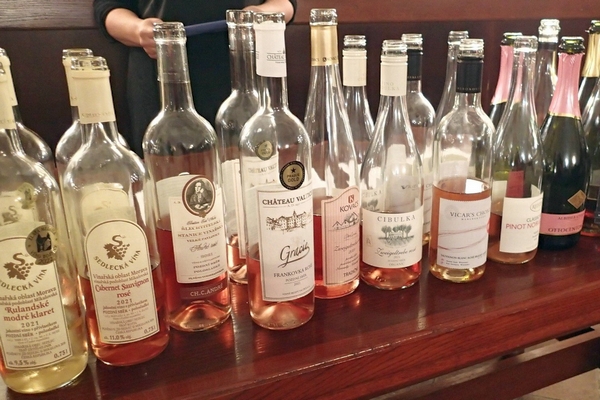 Červencová ochutnávka rosé vín v Moravské bance vín 600x400